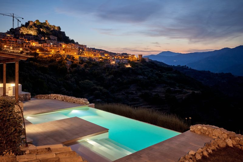 Piscina a sfioro: addobbi di natale | MiMa Club Hotel