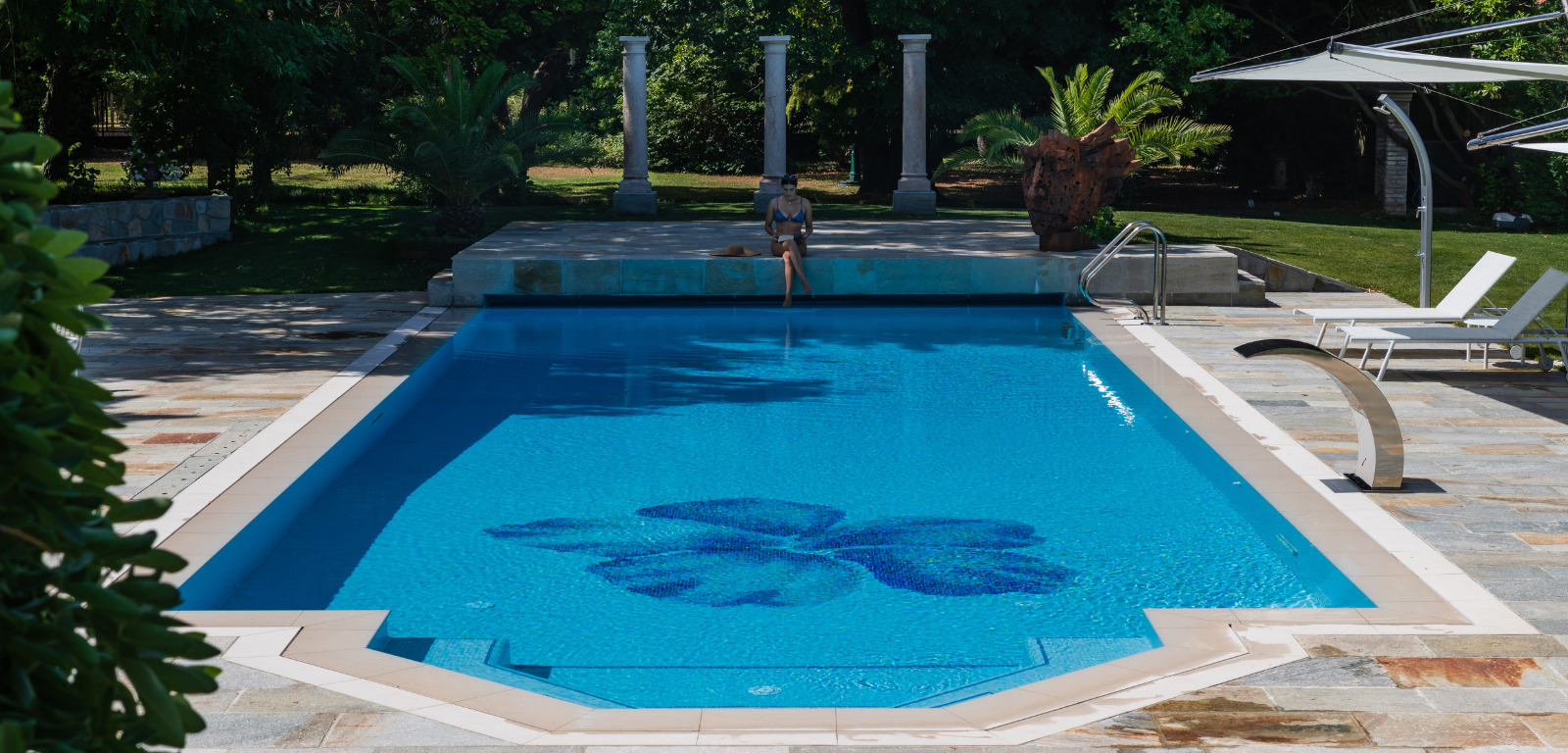 Piscina azzurra con mosaico | Piscine Castiglione