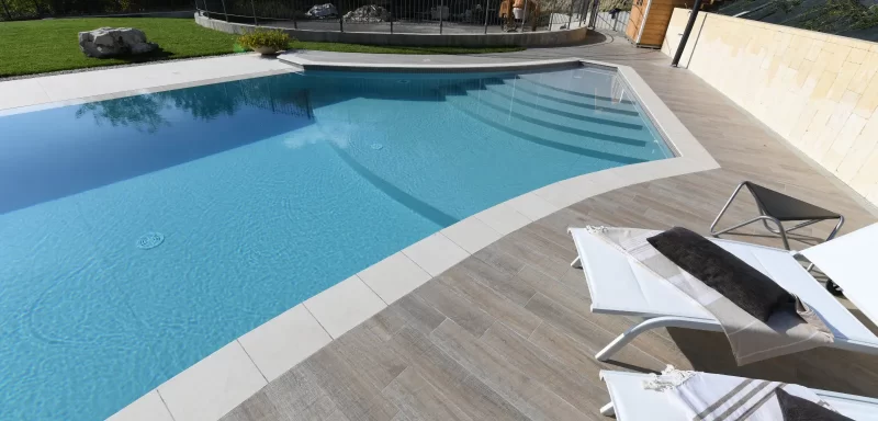 Finiture chiare per la piscina