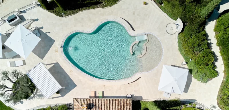 Piscina con forma libera di una villa nelle Marche