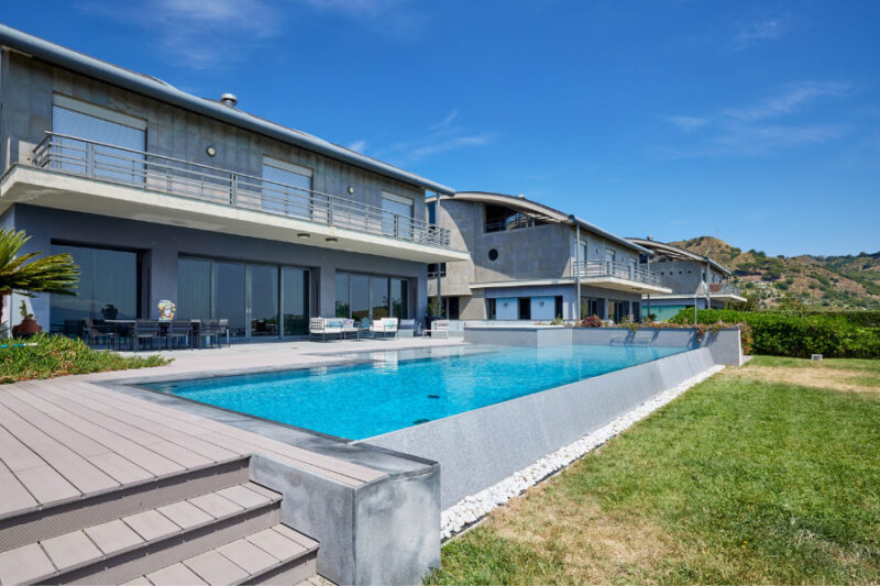 piscina-azzurra-giardino