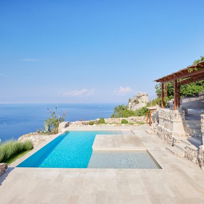 piscina piccola su terrazzamento con vista mare, con scale e spiaggetta relax