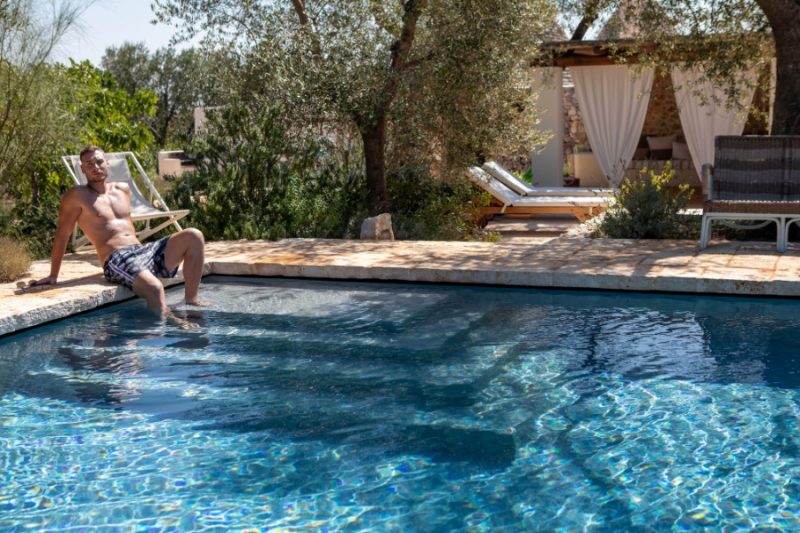 Uomo a bordo piscina