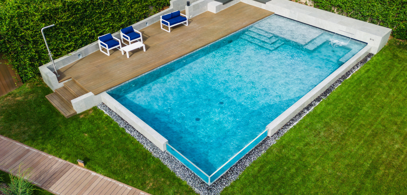 Foto di piscina a sfioro