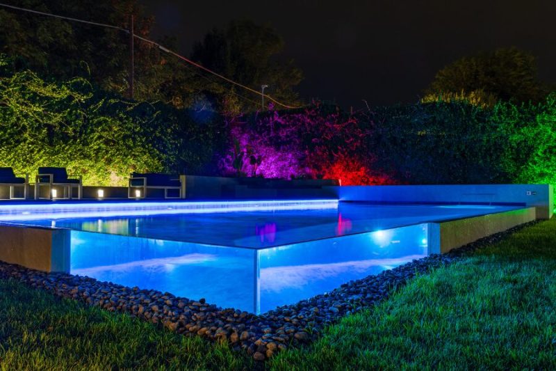 Come abbellire una piscina fuori terra - sistemi di illuminazione