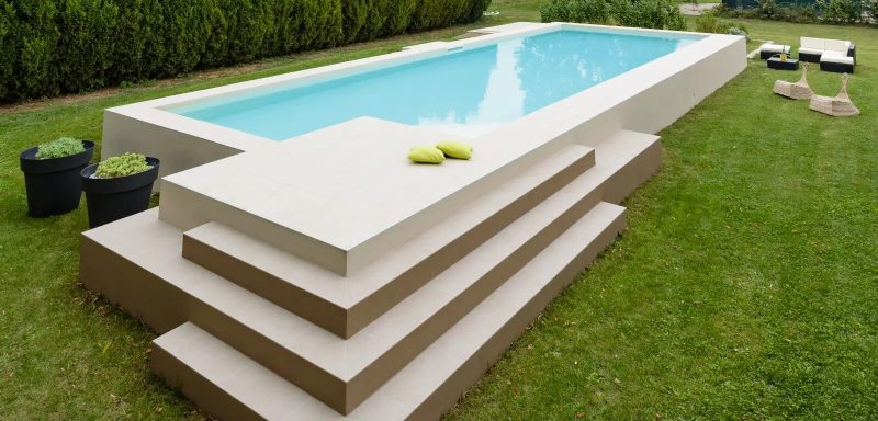 Come abbellire la piscina fuori terra con un deck rialzato - Piscine castiglione