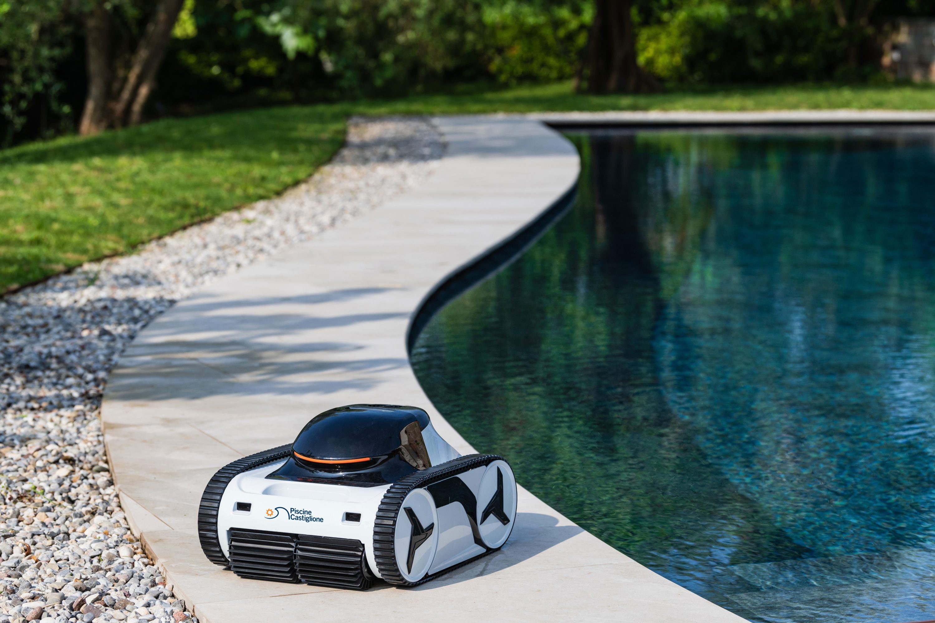 X-Warrior pulisce il fondale di una piscina