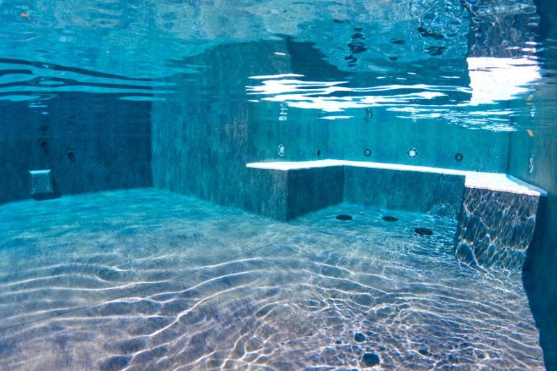 Il fondale limpido di una piscina