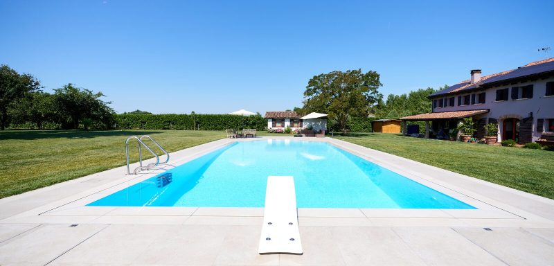Realizzazione di una piscina nella campagna veneta