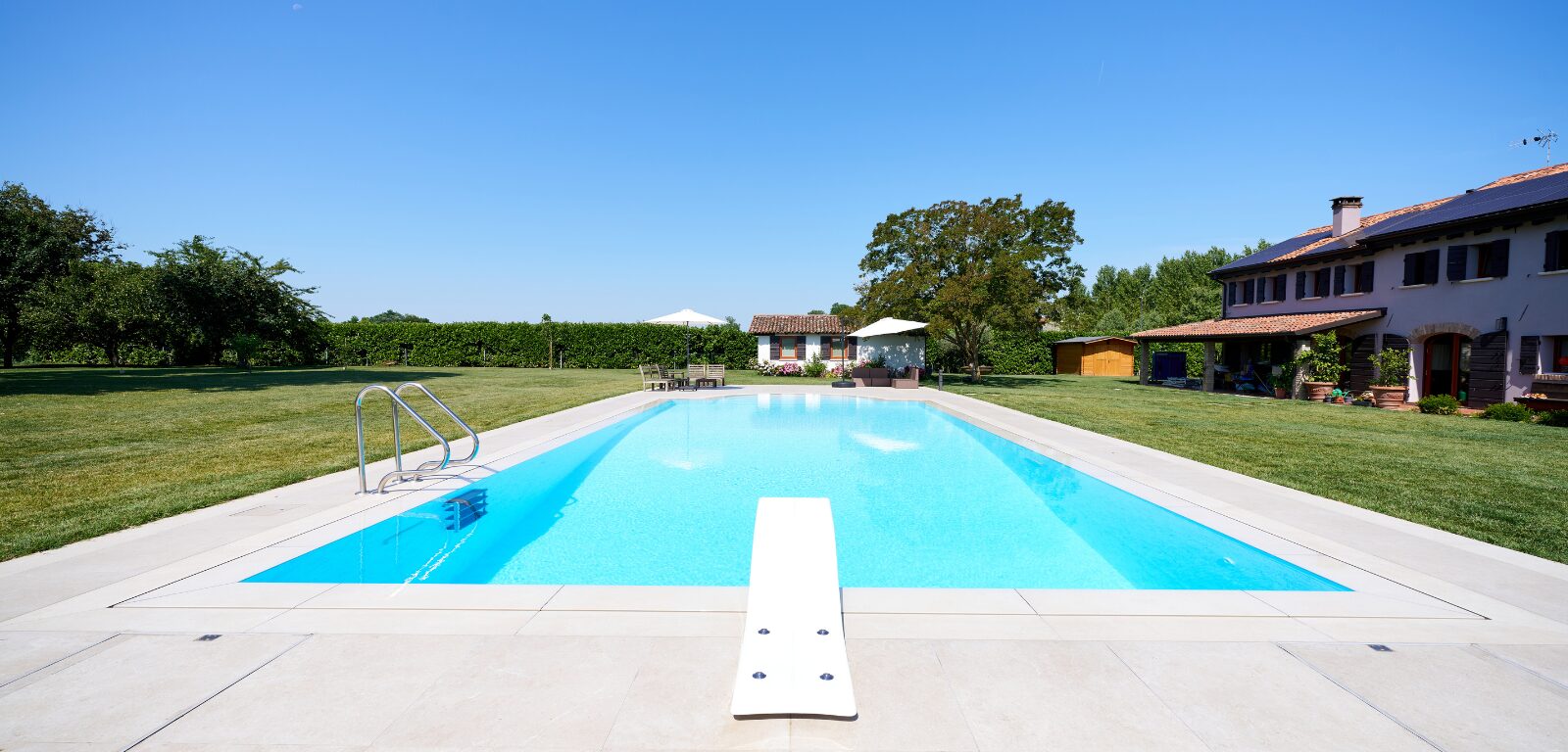 Realizzazione di una piscina nella campagna veneta
