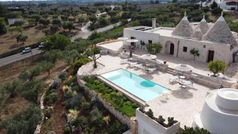 Piscina all'esterno con trulli