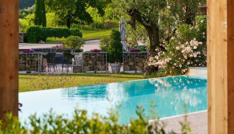 Una piscina in giardino